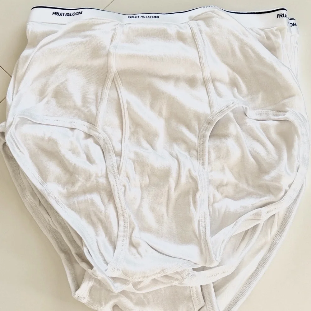 Fruit of the Loom 4-pack tag-free briefs in size 2XL (44-46